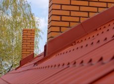 Quais são os benefícios das telhas de PVC em comparação com outros materiais de cobertura?